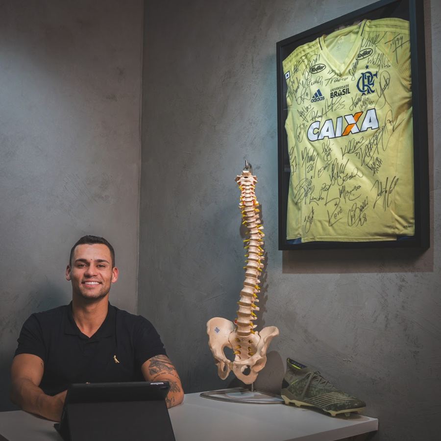 Profissional da Bio Health Care em sua mesa